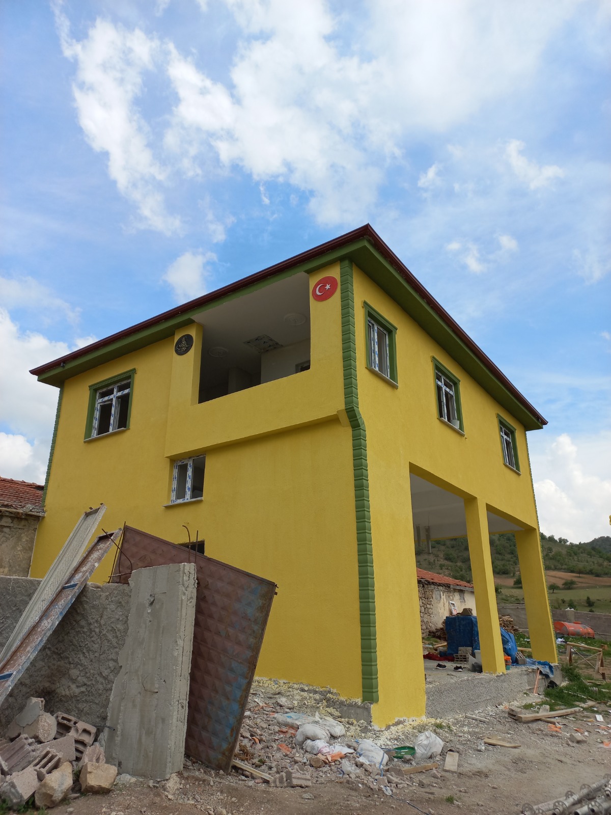 Tamamlanan sarı ve yeşil bağ evi dış cephe uygulaması